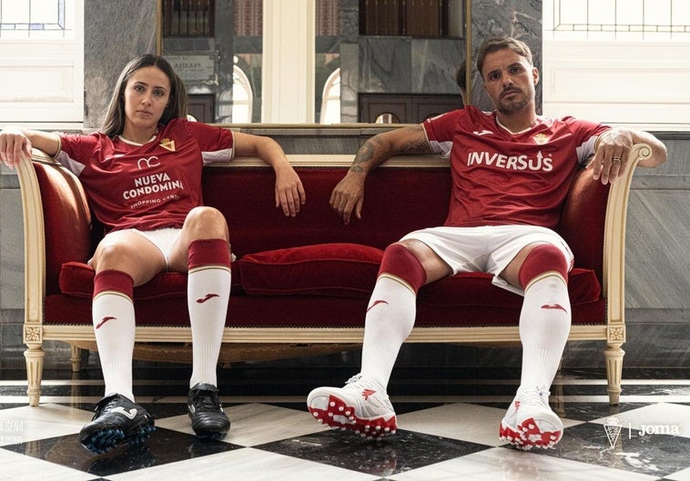El Real Murcia presenta su nueva piel: camiseta «grana intenso» y con coronas estampadas